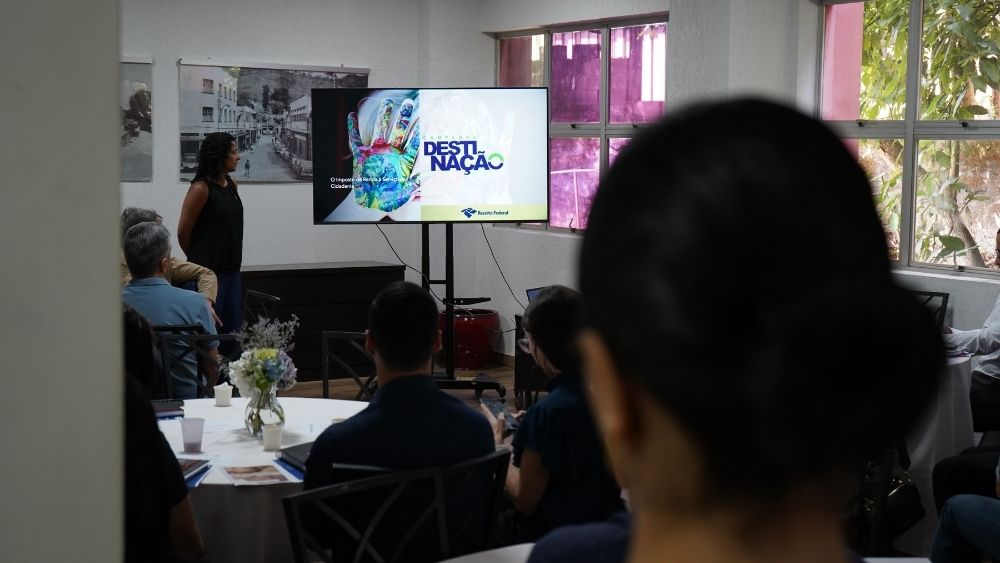 Josiane Cruz ao lado de um tetão escrito declaração