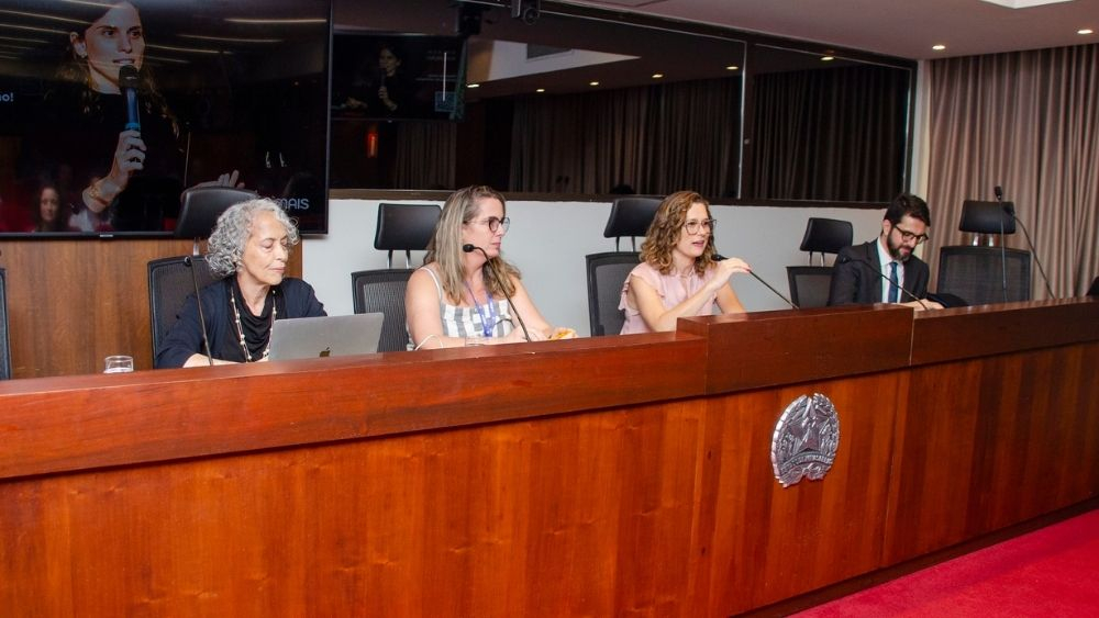 Convidados e mediadora na mesa de debate