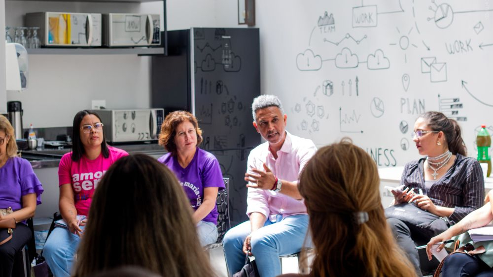 Pessoas em roda conversando